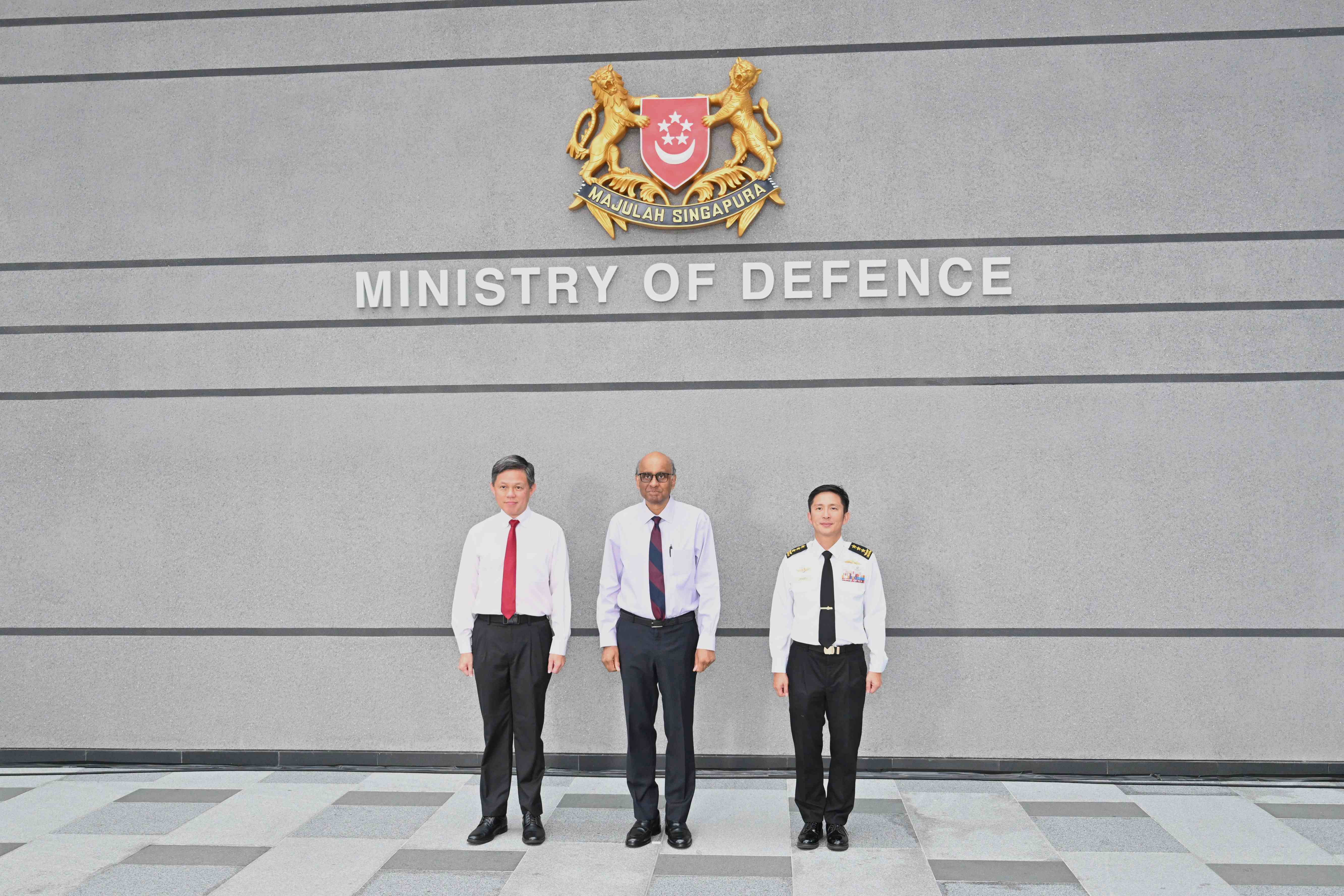 President Tharman Shanmugaratnam (middle) taking a group photo with Minister for Defence Mr Chan Chun Sing (left) and Chief of Defence Force Vice Admiral Aaron Beng (right).